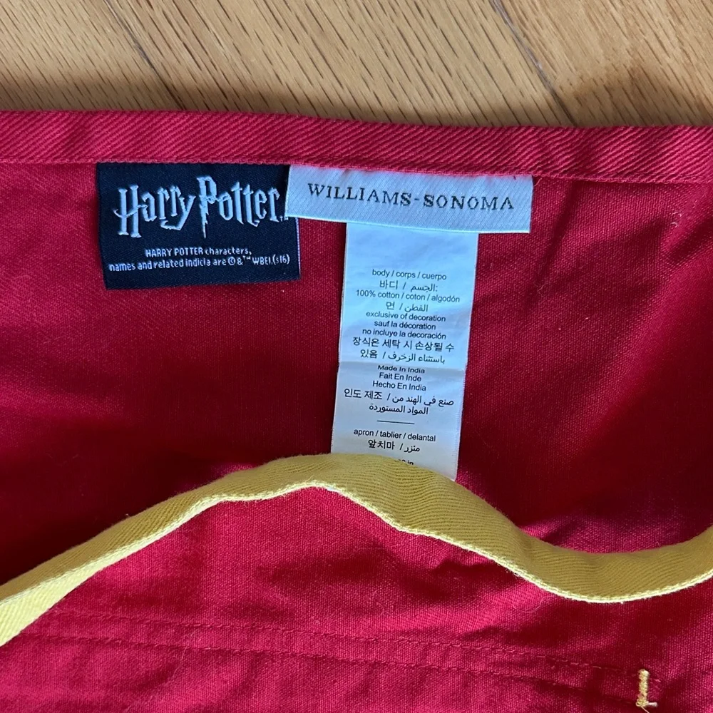 Williams Sonoma Harry Potter Gryffindor Red and Yellow Apron